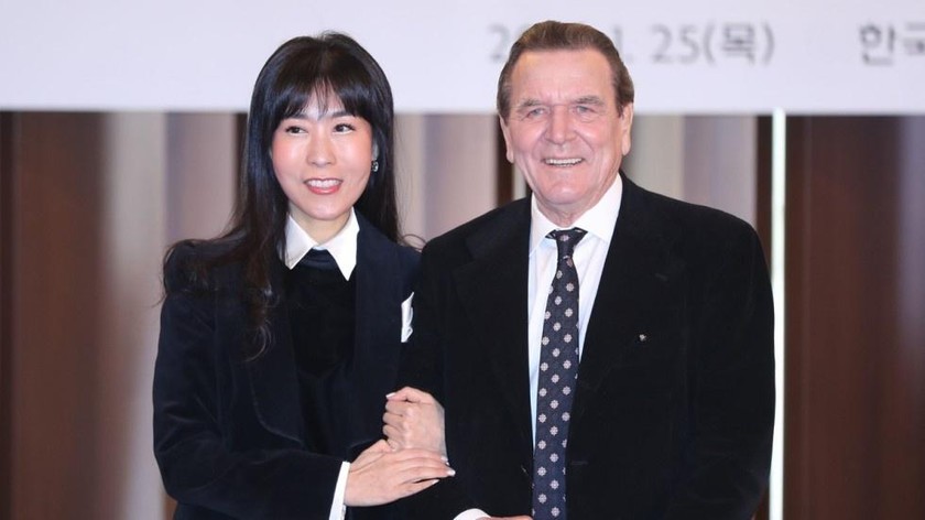  Cựu thủ tướng Đức Gerhard Schroeder bị chồng cũ của người vợ mới Kim So Yeon khởi kiện. 