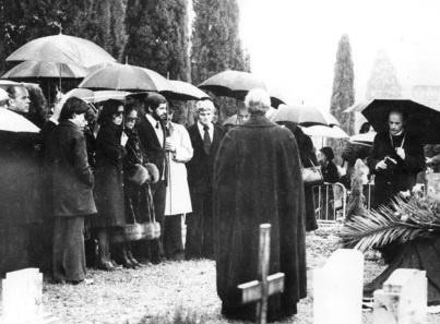 Gia đình và bạn bè của Charlie Chaplin trong lễ tang của ông. 
