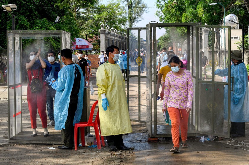 Người dân xếp hàng chờ tiêm vaccine tại bang Uttar Pradesh (Ấn Độ). 