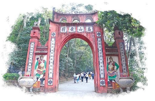 Cổng vào Khu di tích lịch sử Quốc gia đặc biệt Đền Hùng. 
