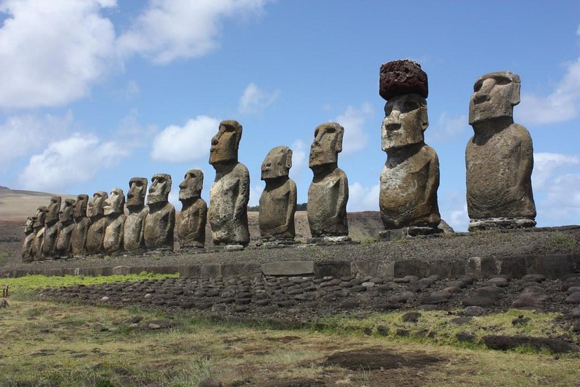 Dãy tượng đá khổng lồ bí ẩn trên đảo Phục Sinh. 
