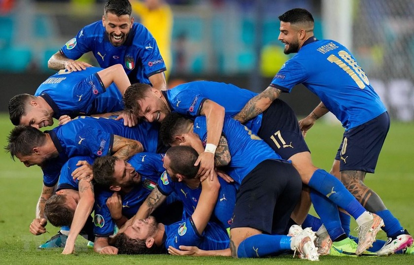 Italia là đội đầu tiên giành vé vào vòng sau.