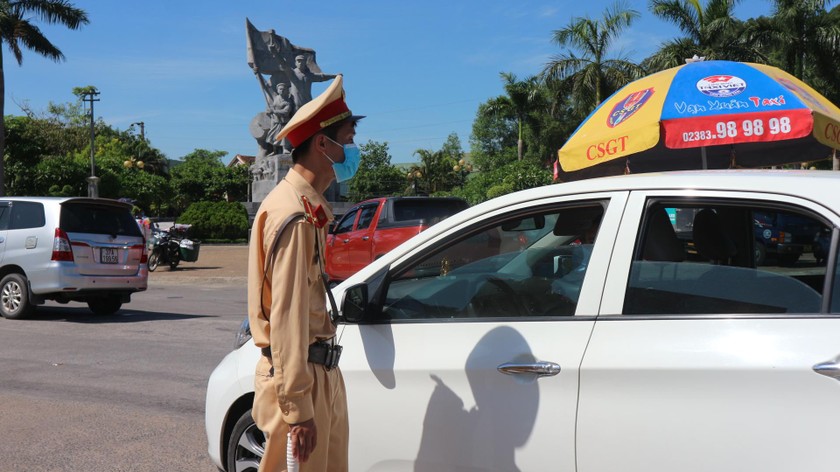 Lực lượng cảnh sát giao thông Nghệ An làm việc cường độ cao dưới thời tiết nắng nóng đỉnh điểm. 