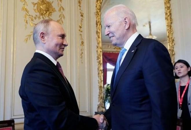 Tổng thống Mỹ Joe Biden (phải) và Tổng thống Nga Putin. 