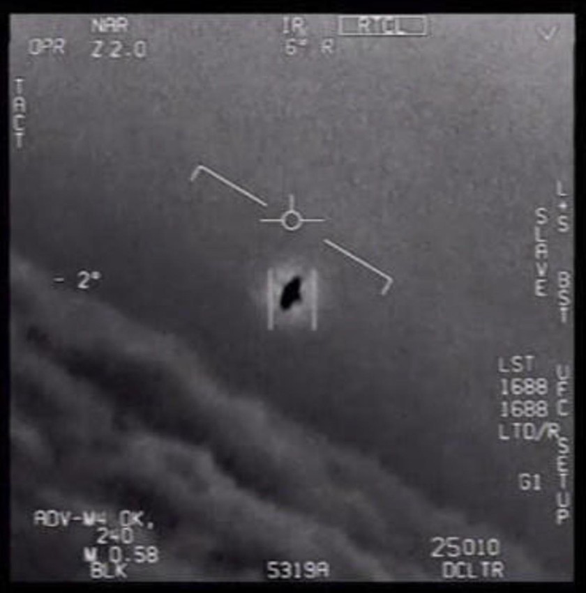  Hình ảnh về cuộc chạm trán vật thể bay không xác định năm 2004.