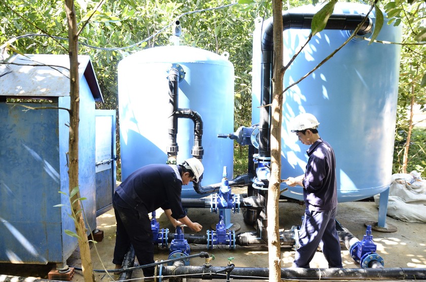 Lắp đặt 2 trạm xử lý nước cơ động cấp nước cho bà con các xã Hương Hữu, Thượng Nhật (huyện Nam Đông) trong thời gian chờ dự án nhà máy nước Thượng Long đi vào vận hành.