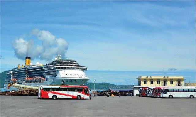 Tàu du lịch cập cảng Chân Mây - Lăng Cô. 