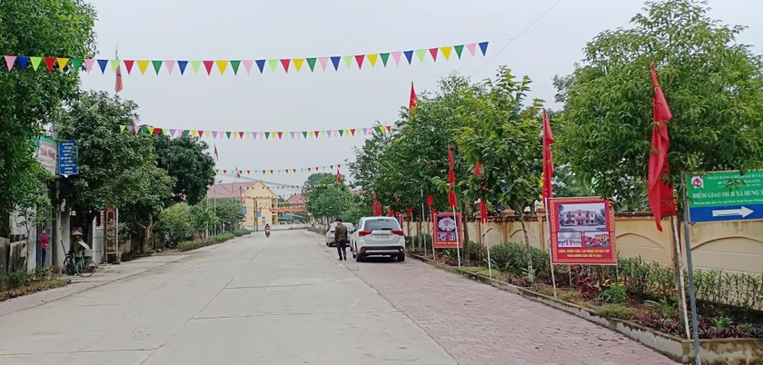Con đường NTM Hưng Nguyên rực rỡ cờ hoa chào mừng bầu cử. 