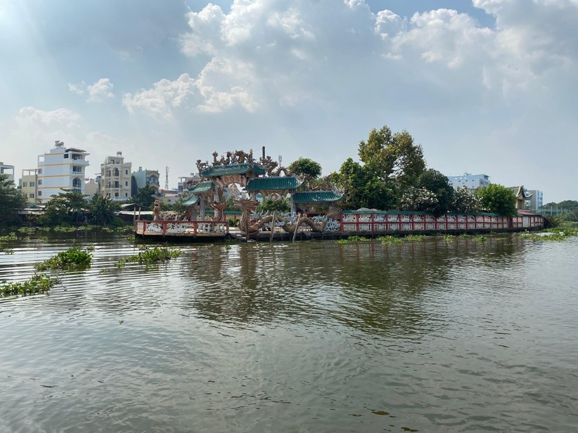 Miếu Nổi (Phù Châu miếu) nằm giữa một nhánh của sông Sài Gòn.