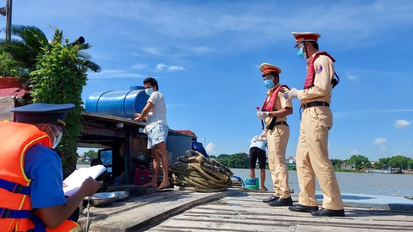 Lực lượng TTGT tỉnh Đồng Nai phối hợp với CSGT đường thủy kiểm tra ghe tàu.