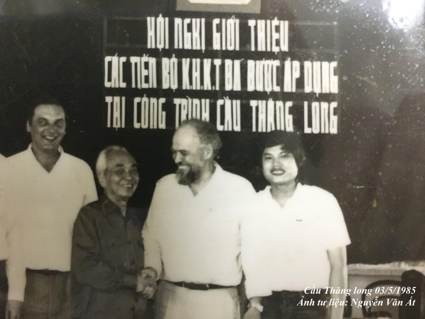 Ngày 03/5/1985, Đại tướng Võ Nguyên Giáp bắt tay Trưởng đoàn chuyên gia cầu Thăng Long. Bên trái Đại tướng là Kỹ sư trưởng thiết kế cầu Thăng Long. Tác giả Nguyễn Văn Ất phiên dịch đứng cạnh Trưởng đoàn (bìa phải).