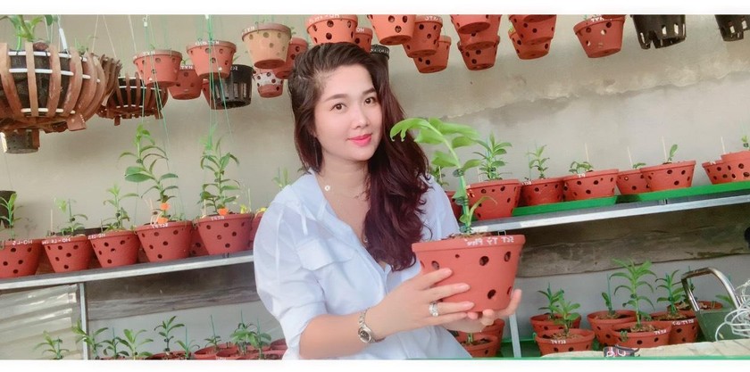 Ươm mầm và chăm sóc hoa lan là đam mê của chị Trần Thị Lý - bà chủ vườn lan Lý Sơn.