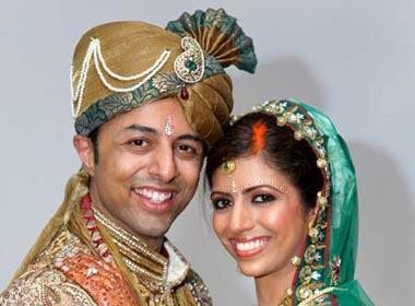 Nạn nhân Anni Ninna Hindocha rạng rỡ bên người chồng triệu phú Shrien Dewani trong trang phục truyền thống Ấn Độ tại lễ cưới. 