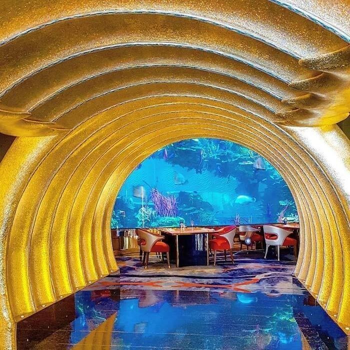 Một nhà hàng khổng lồ thiết kế ngầm dưới nước với hành lang có mái vòm bằng vàng. 