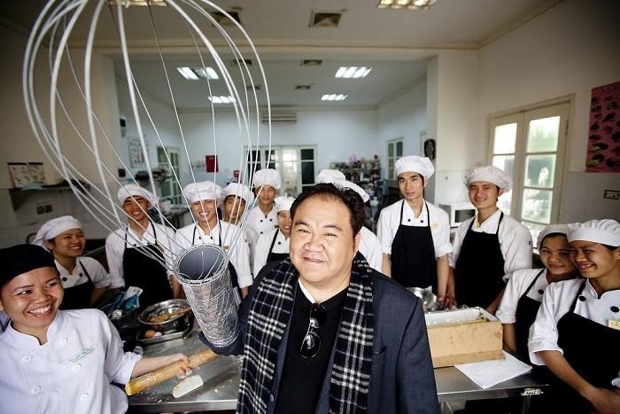  Jimmy Phạm Việ Tuấn đã hỗ trợ thanh thiếu niên có hoàn cảnh khó khăn được học nghề. (Nguồn ảnh: KOTO). 
