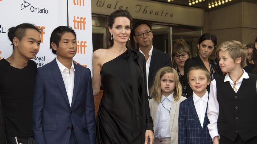  Angelina Jolie quyết giành toàn quyền nuôi các con. 