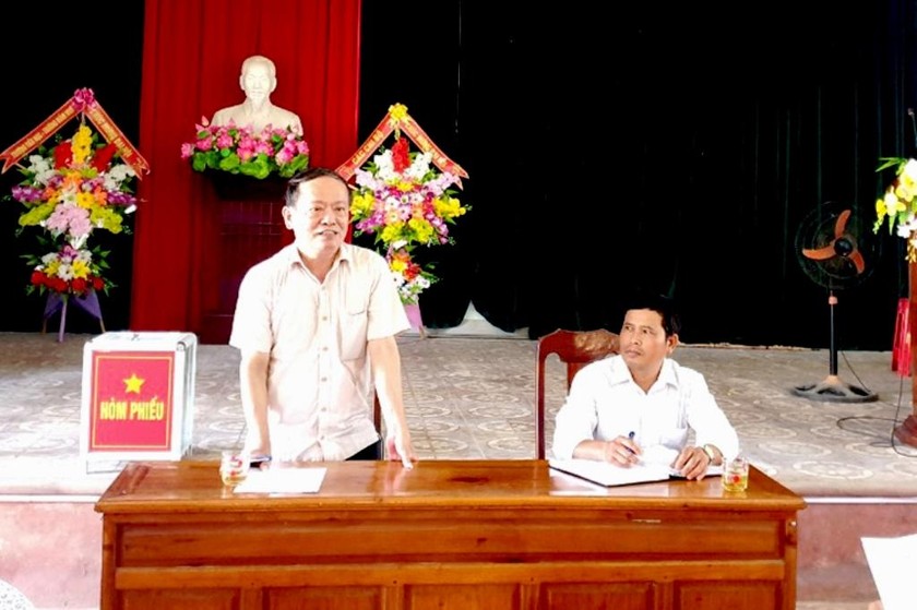 Ông Lê Viết Hồng - Giám đốc Sở Tư pháp Hà Tĩnh làm việc với xã Hương Bình huyện Hương Khê về công tác đỡ đầu xã xây dựng nông thôn mới. 