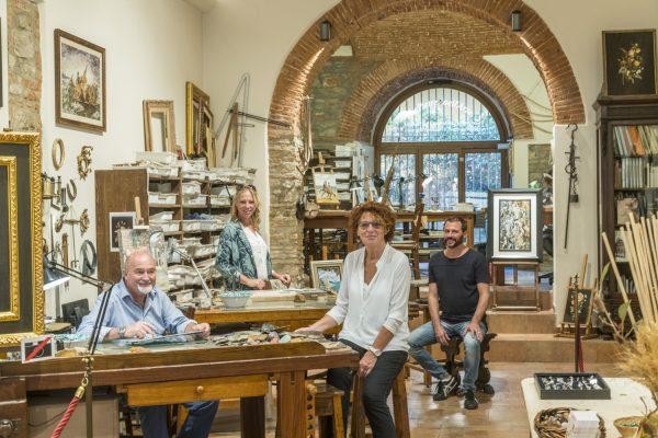 Gia đình Scarpelli hiện quản lý, điều hành xưởng tranh khảm đá Scarpelli Mosaici. 