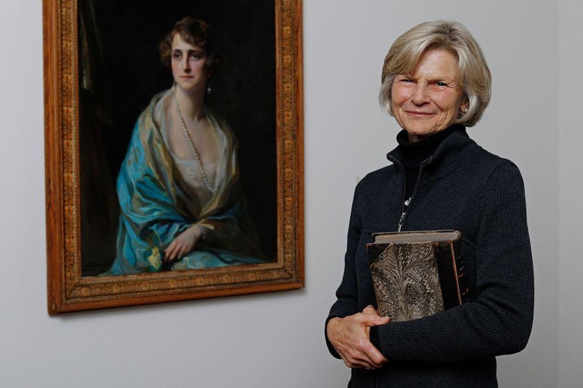 Bettina Burr với bức chân dung năm 1925 của bà nội Clarice de Rothschild của nghệ sĩ de Laszlo.