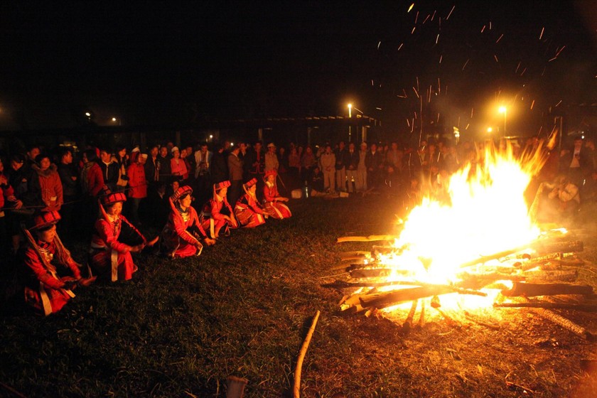 Lễ hội Nhảy lửa của người Dao đỏ ở Hoàng Su Phì (tỉnh Hà Giang). 