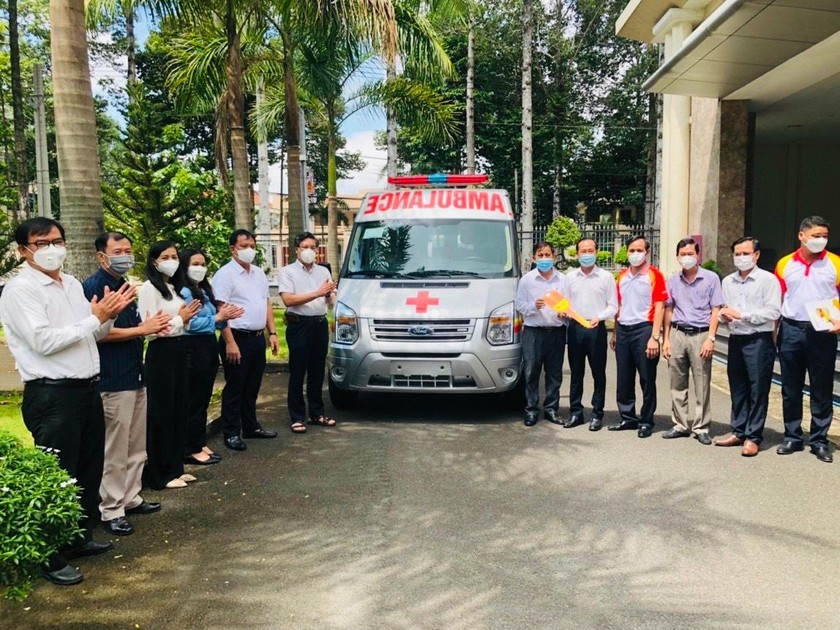 Ủy ban MTTQVN huyện Long Thành bàn giao xe cứu thương từ tập đoàn SOVICO và ngân hàng HD BANK tài trợ cho Phòng và Trung tâm Y tế huyện Long Thành.