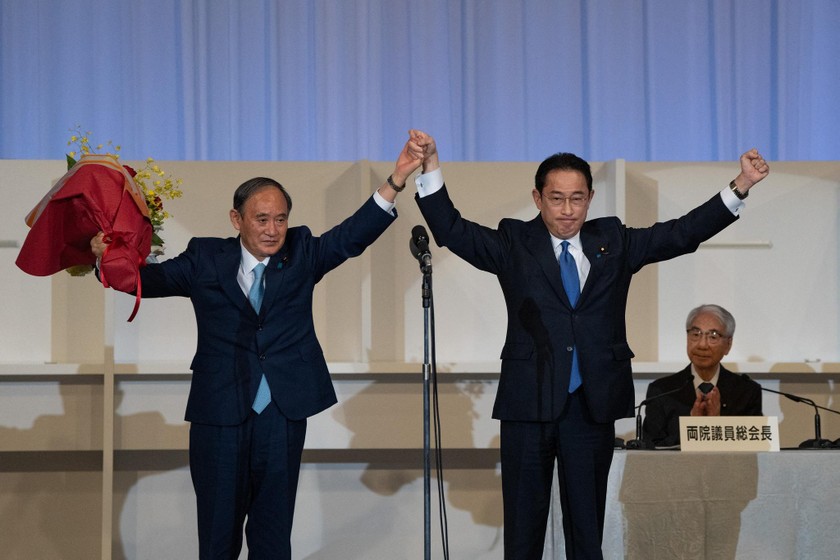 Ông Fumio Kishida (phải) cùng Thủ tướng Yoshihide Suga sau cuộc bầu chọn lãnh đạo đảng Dân chủ tự do ngày 29/9. 