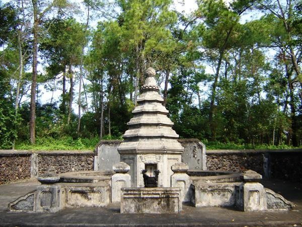 Bảo tháp tôn trí nhục thân Tổ sư Liễu Quán tại tổ đình Thuyền Tôn, trên núi Thiên Thai, Huế. 