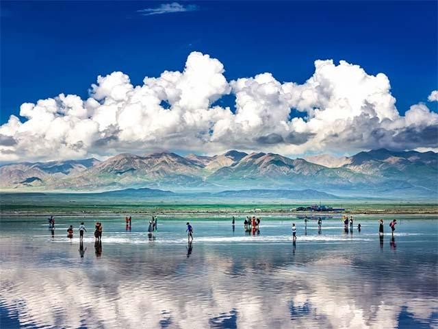 Cánh đồng muối khổng lồ được ví như “gương trời” ở hồ muối Chaka cũng trong địa phận tỉnh Thanh Hải (Trung Quốc). 