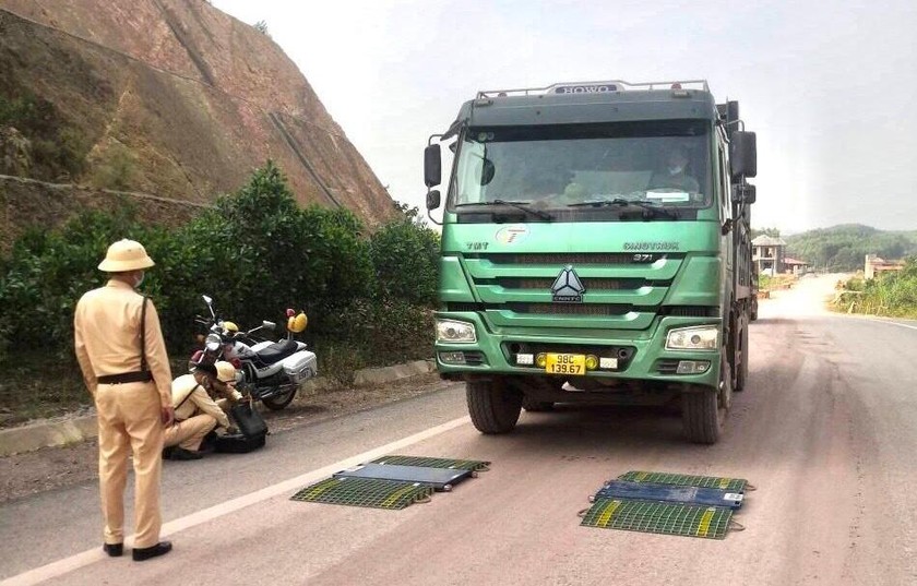 Công an huyện Lạng Giang xử lý xe vi phạm tải trọng, cơi nới thành thùng 