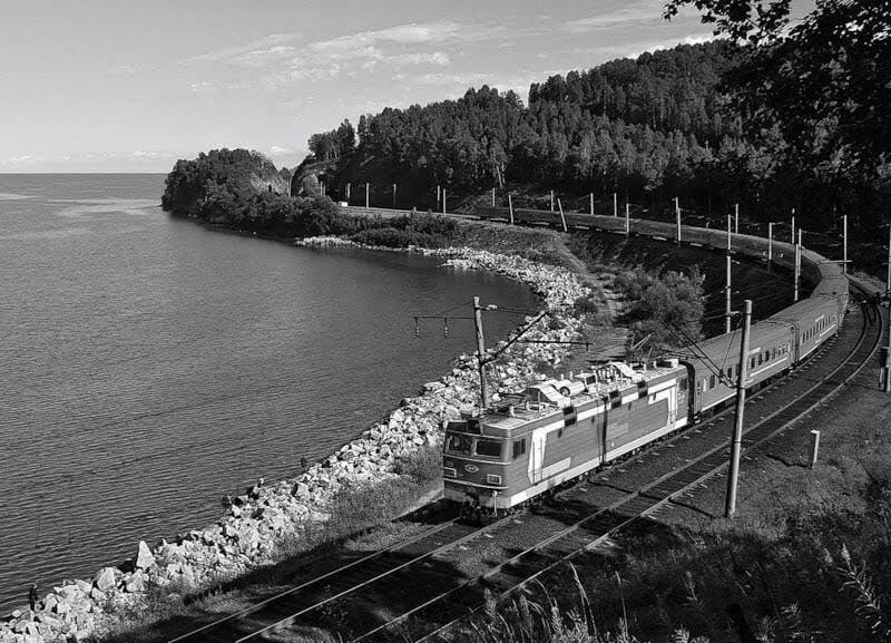 Tầu hoả chạy men theo bờ hồ Baican của vùng Xibêri, Liên Xô.