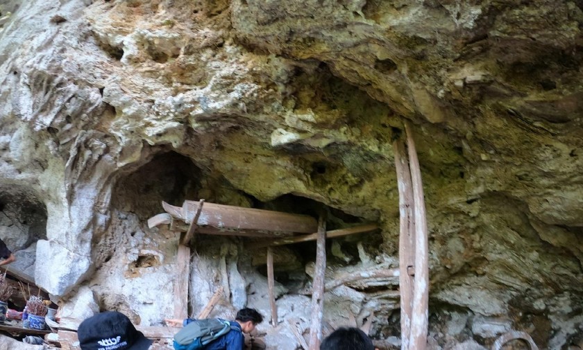 Những ngôi mộ thuyền được an táng trong các hang động có vị trí hiểm trở tại Suối Bàng. 