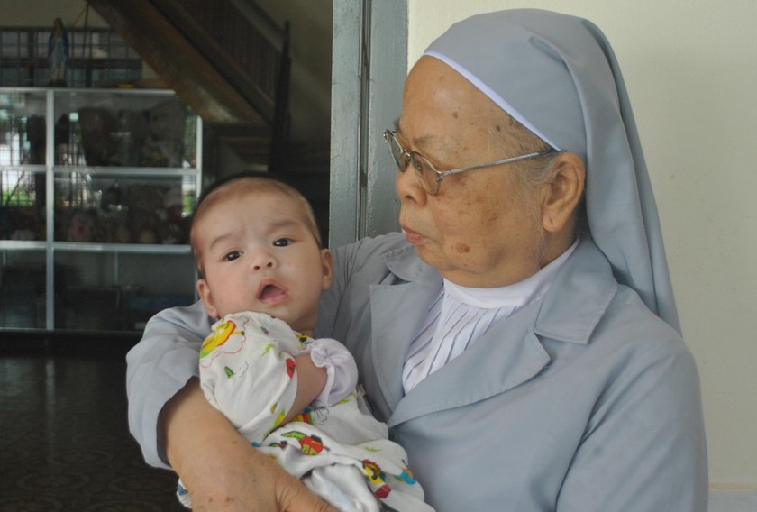 89 tuổi, sơ Nguyễn Thị Khiết (89 tuổi) vẫn có đủ sức khỏe để chăm sóc các cháu bé trong cô nhi viện.