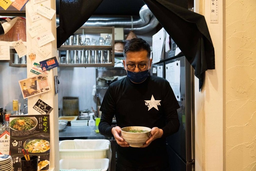 Takashi Nakamoto giã từ quãng đời yakuza để làm công việc bê mỳ trong nhà hàng ở Kitakyushu.