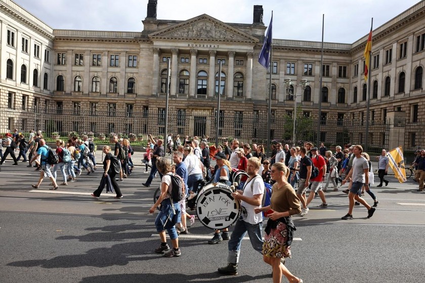 Một cuộc biểu tình tại Đức ngày 1/8 để phản đối các lệnh hạn chế xã hội khi cho rằng đây là các biện pháp hạn chế tự do. 