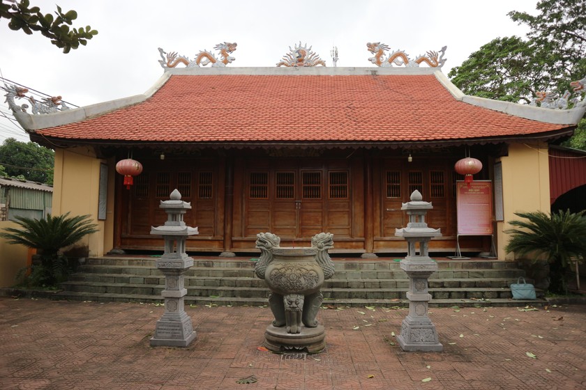 Đền Làng Hiếu có lịch sử trên 350 năm thờ cá Ông Voi. 