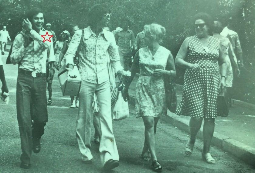 Nhóm sinh viên đi chơi Krưm năm 1975 (người dấu ngôi sao là tác giả). 