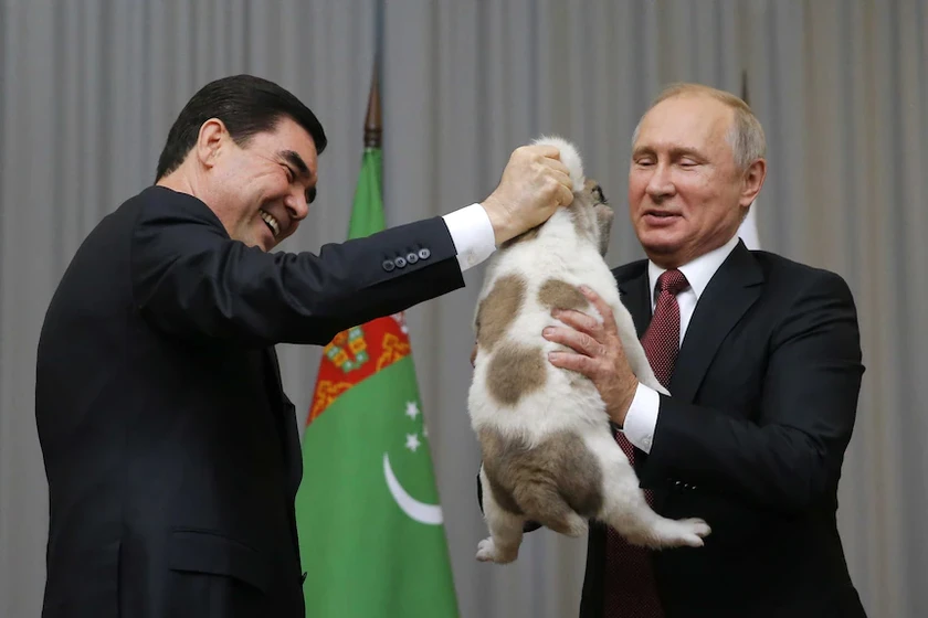 Tổng thống Nga Putin vui vẻ đón nhạn chú chó Alabai từ Tổng thống Turkmenistan.