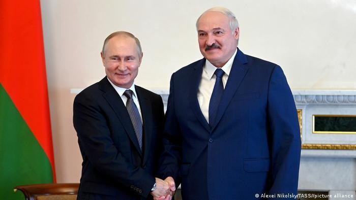 Thổng thống Nga Vladimir Putin (trái) và Tổng thống Belarus Alexander Lukashenko (phải) trong một lần gặp gỡ. 