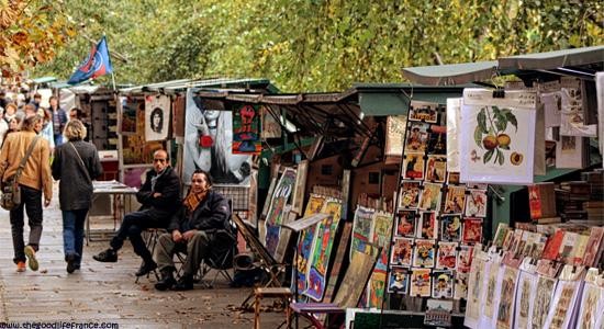 Những người bán sách cũ dọc bờ sông Seine.
