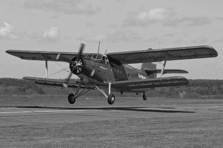 Chiếc máy bay “bà già”AN-2 như thế này đã đưa tác giả về chơi làng quê bên Nga.