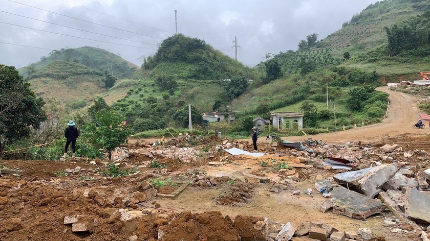 Hiện trường nhà ở, vườn tược, đất đai của hộ bà Nguyễn Thị Thắm bị cưỡng chế.