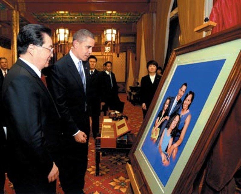 Tổng thống Mỹ Barack Obama chiêm ngưỡng bức chân dung gia đình được thêu trên lụa do Chủ tịch Trung Quốc lúc bấy giờ là Hồ Cẩm Đào tặng.