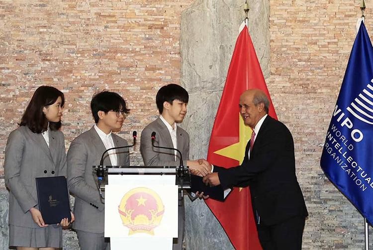 Phó Tổng Giám đốc WIPO Hasan Klein trao danh hiệu cho 3 bạn trẻ Việt Nam.