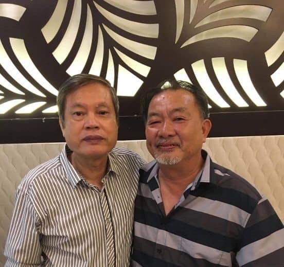 Sau hơn 40 năm kể từ ngày cùng nhau “đánh quả” giấy, tôi và anh bạn Song Hà bá vai nhau ở Sài Gòn tháng 11/2020 tại buổi họp mặt anh em tốt nghiệp Liên Xô về nhân ngày Cách mạng tháng mười Nga.
