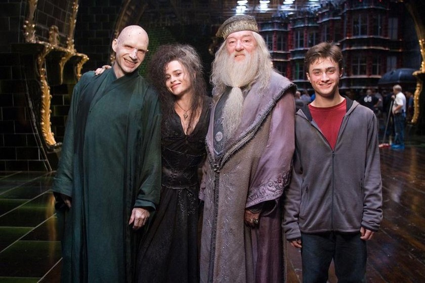 Các diễn viên trong phần phim thứ 5 của loạt phim Harry Potter, Helena Bonham Carter đứng thứ 2 từ trái sang.