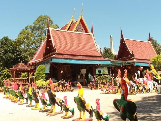 Do có nhiều người dâng tượng gà nên chùa Wat Chedi còn có tên là Chùa Gà.