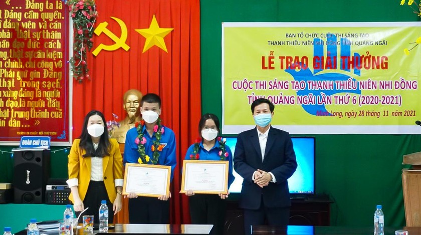 Lãnh đạo Hội Liên hiệp Khoa học Kỹ thuật tỉnh Quảng Ngãi trao tặng giải thưởng cho học sinh của huyện đạt giải Nhất cuộc thi “Sáng tạo thanh thiếu niên nhi đồng tỉnh Quảng Ngãi lần thứ 6 năm 2020 – 2021”.