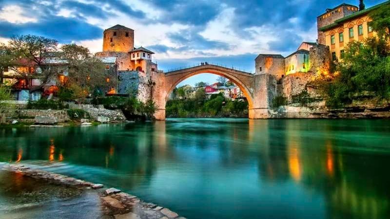 Cây cầu Stari Most - biểu tượng của Mostar. 