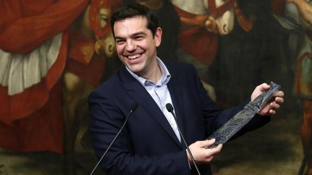 Thủ tướng Hy Lạp Alexis Tsipras nhận chiếc cà vạt từ Thủ tướng Italia Matteo Renzi trong một cuộc họp báo tại Cung Chigi ở Rome năm 2015.