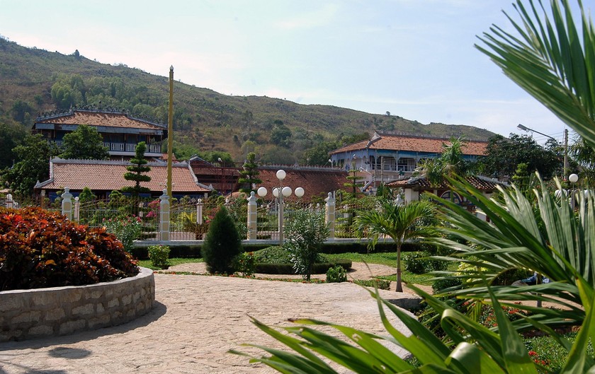 Quần thể kiến trúc Nhà Lớn Long Sơn tựa mình dưới chân núi Nứa,